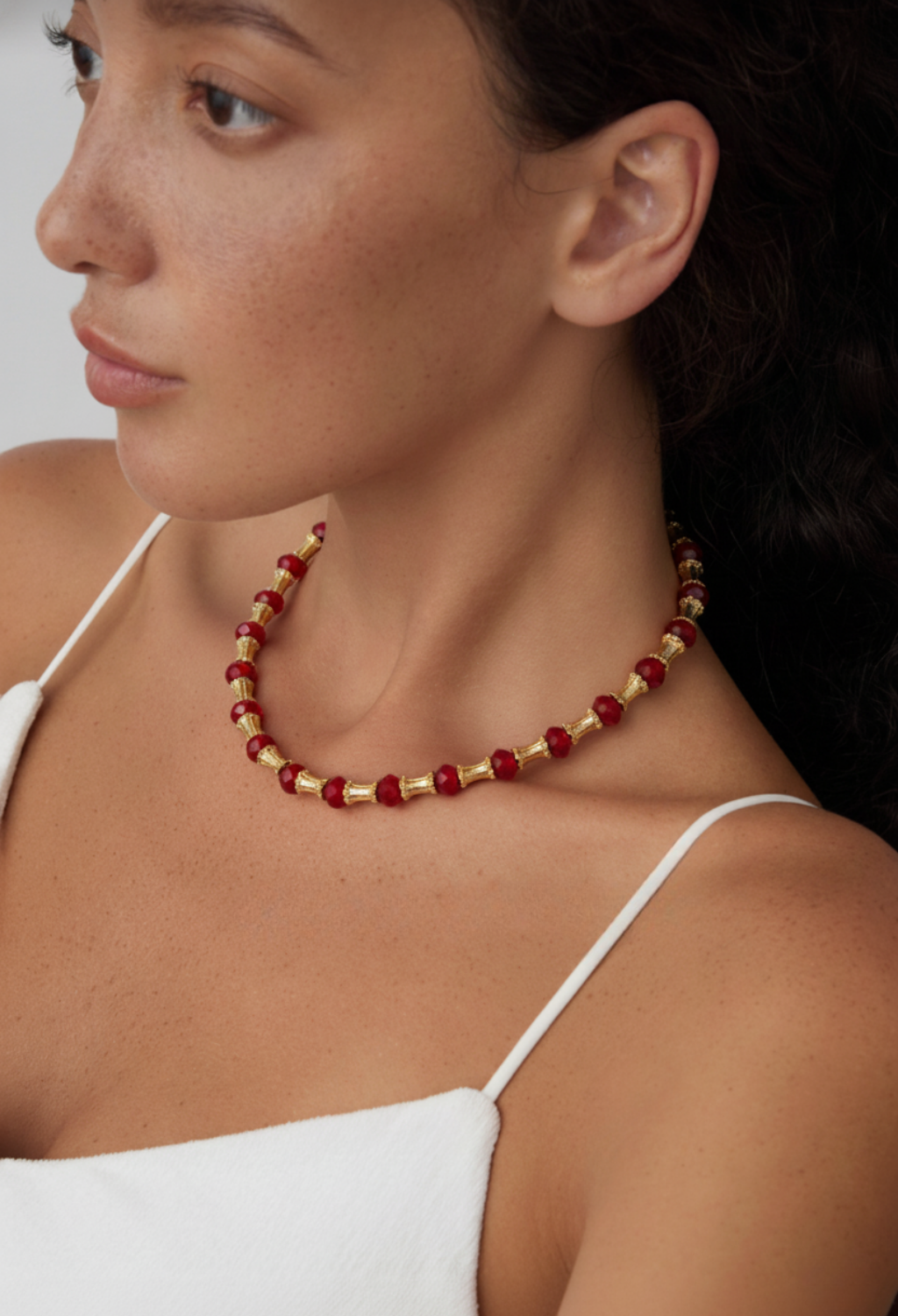 Şıklığı Tamamlayan Parça: Kolye Seçimi, Çeşitleri ve Bakım İpuçları